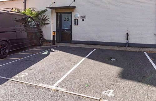 Bournemouth Apartment | WALK TO TOWN CENTRE and SANDY BEACHES with USE OF BEACH HUT -FM6114