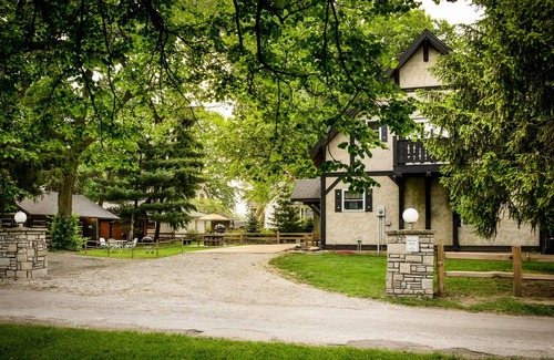 Waterloo Cabin | Walk To Town From Peaceful Countryside Log Cabin 25 Minutes To St. Louis