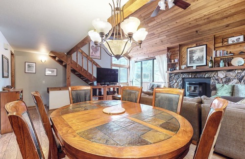 Mammoth Lakes Condo | Walk to Town, Updated Townhome with Gas Grill, Year Round Hot Tub