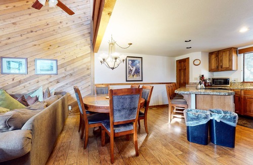 Mammoth Lakes Condo | Walk to Town, Updated Townhome with Gas Grill, Year Round Hot Tub