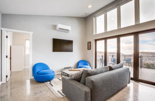 Golden House | Walk to Trail Lookout Landing Newly Built Home!