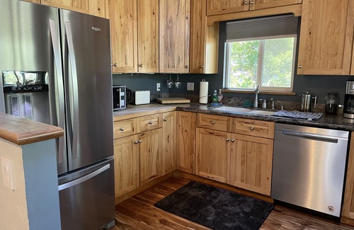 Pioneer Trail Ski Chalet | Walk to Trails,10 min Downtown & Heavenly! Quiet South Lake Tahoe Chalet.