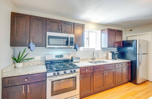 Ashburn Apartment | Walk to Train & Bus: Updated Chicago Apartment