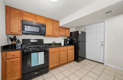 Mayfair Apartment | Walk to Train l Near attractions and ORD l Free Parking l Patio