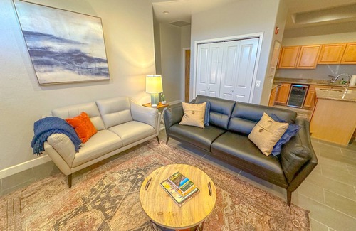 Sam Hughes House | Walk to U of A, Local Eats, Free Parking