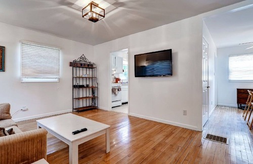 Champaign House | WALK TO U OF I CHAMPAIGN CAMPUS & STADIUM, SLEEPS 6,NEW MONTHLY RATE!