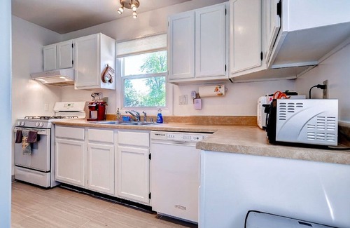 Champaign House | WALK TO U OF I CHAMPAIGN CAMPUS & STADIUM, SLEEPS 6,NEW MONTHLY RATE!