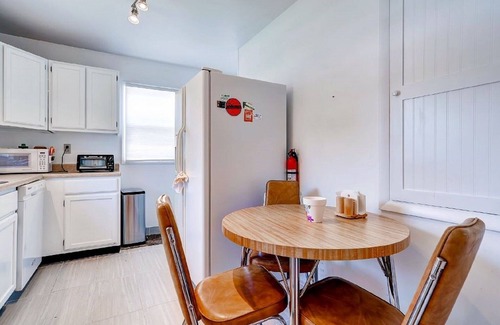 Champaign House | WALK TO U OF I CHAMPAIGN CAMPUS & STADIUM, SLEEPS 6,NEW MONTHLY RATE!