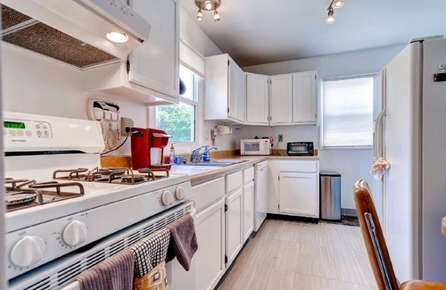 Champaign House | WALK TO U OF I CHAMPAIGN CAMPUS & STADIUM, SLEEPS 6,NEW MONTHLY RATE!