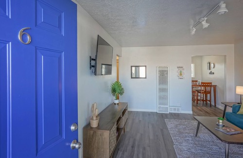 University Heights Apartment | Walk to UNM, 1bd/1ba, Clean!