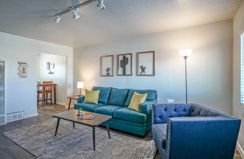 University Heights Apartment | Walk to UNM, 1bd/1ba, Clean!