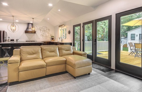 Lexington House | Walk to Uptwn Lexington: Modern Retreat w/Porch!