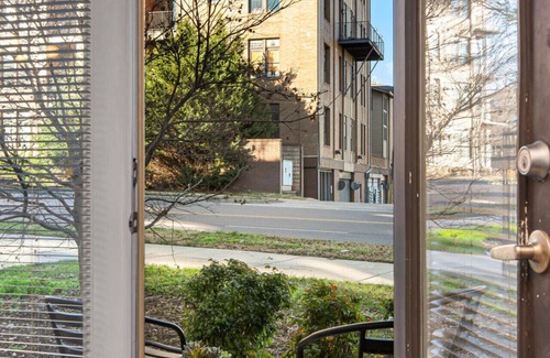 Hillsboro Village Condo | Walk to Vanderbilt University & Hospital, Belmont - Shuffle Board, Free Parking