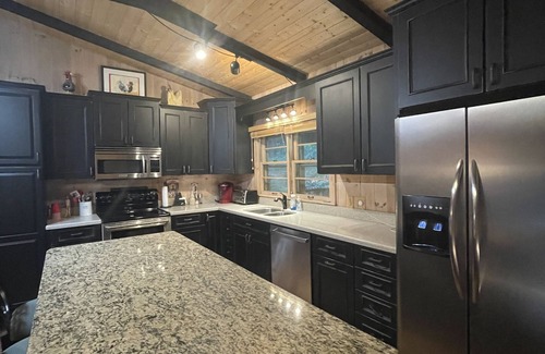 Highlands House | Walk to Waterfalls! Cozy All Seasons Highlands Cabin 6 min to Town