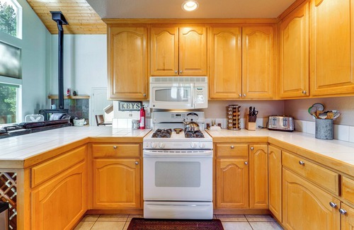 Pla-Vada Woodlands Cabin | Walk to Yuba River & Beach: Pet-Friendly Cabin