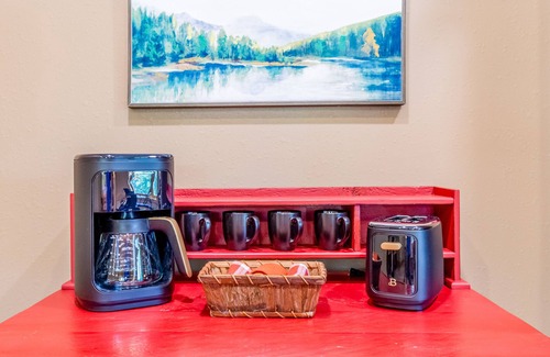 Glenville Apartment | Walk-up apartment with resort amenities: firepit, sports courts & hiking