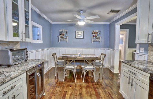Sunset Beach House | ☀️Walk2Beach-Private Patio-Good Vibrations Beach House ☀️