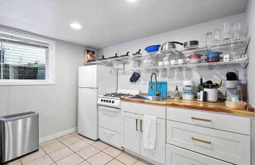 Wallingford Apartment | Walk2UW, PrivateSuite w/Bath, FREE Parking,TV, WiFi