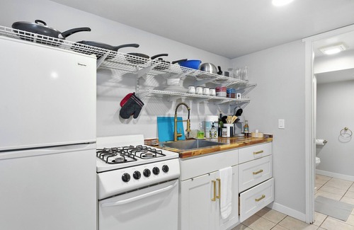 Wallingford Apartment | Walk2UW, PrivateSuite w/Bath, FREE Parking,TV, WiFi