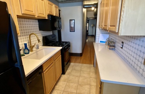 Joslyn Castle Condo | Walkable 2br condo in quiet historic neighborhood