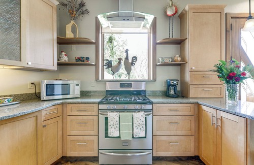 Carbondale Apartment | Walkable Apt in Carbondale: 'Luxury Artist's Loft'