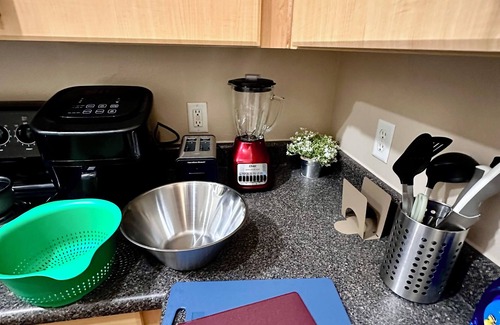 Legacy Park Apartment | Walkable Chic Studio in Trendy Area/Parking garage/Wifi