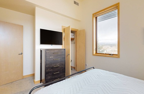 Eagle Condo | Walkable condo with mountain-view deck, firepit & bar/restaurant downstairs