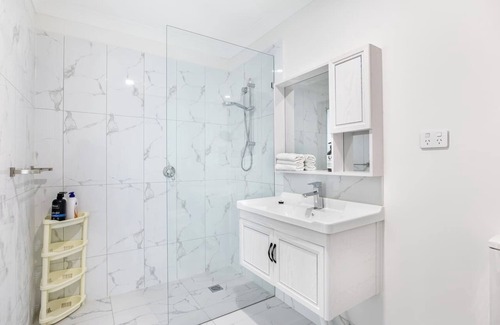Cannon Hill House | Walkable Convenience! Dual studio @Cannon Hill