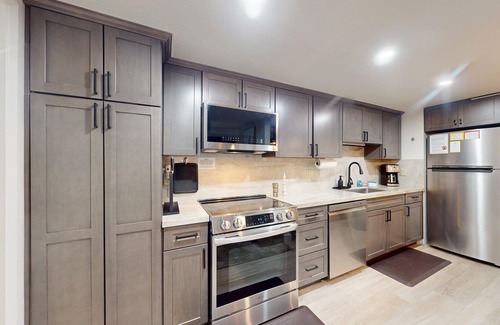 Mammoth Lakes Condo | Walkable Corner Condo w/Fireplace & Shared Pool/Hot Tub/Sauna/Tennis