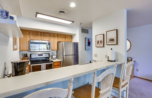 Frisco Condo | Walkable Frisco Condo: Mtn Views & Shared Hot Tub!