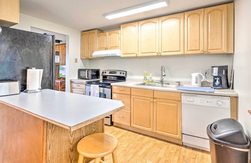 Sitka House | Walkable Sitka Getaway w/Community Perks!