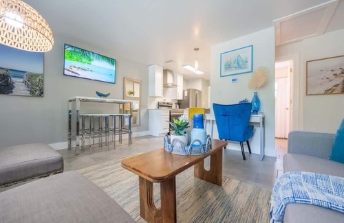 Gillespie Park Cottage | Walkable to Downtown and Parks Brand New Furniture