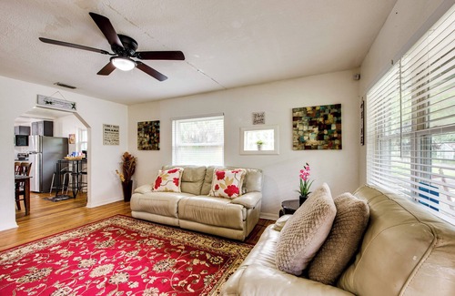 Griffin Heights House | Walkable to FSU Campus: Cozy Retreat w/Deck!