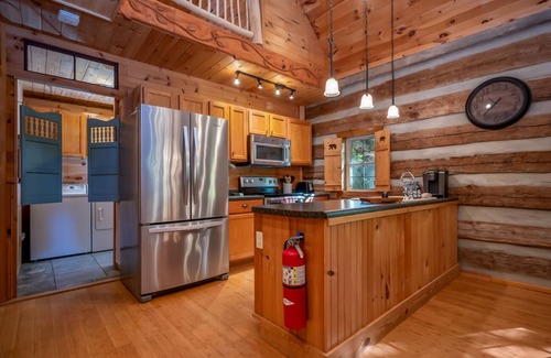 Lynn Cabin | Walking Bear Cabin | Peaceful Cabin Near TIEC with Fire Pit and Games