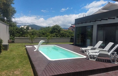Palhoca House | Walking distance to the beach!