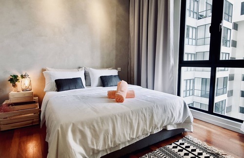 Kuala Lumpur City Centre Condo | Walking Distance to KLCC | 6 -8 pax | Cozy & Fun Home