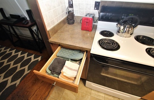 Chalk Hill Ski Chalet | Walking Distance to Klay Winery & Distillery with Hot Tub!