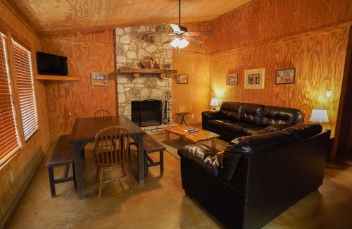 Sabinal Cabin | Walking distance to the Frio River, access to shared pool