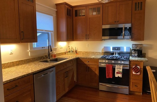 Roseland House | Walking distance to campus trolleys, not owner occupied!