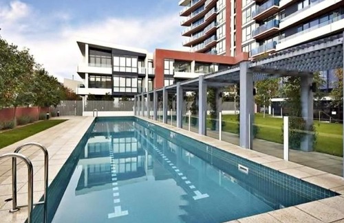 Cremorne Apartment | Walking distance to vibrant Swan Street and city sporting precinct