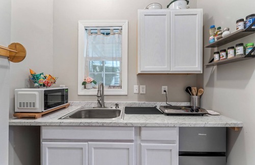 Old Town Fredericksburg Apartment | Walking distance to everything downtown, minutes to Mary Washington