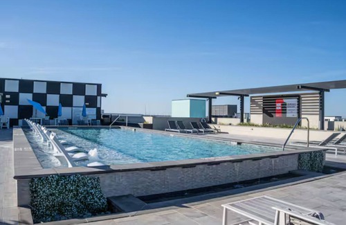 Washington Ave./ Memorial Park Apartment | Walking Paradise-Rooftop Pool-Free Parking & Wifi