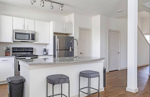Waller Apartment | Waller 3BD/2.5BA 1 - Three Bedroom Apartment, Sleeps 6