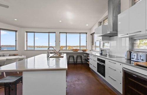 Lake Wangary House | Walshy's Shack is a Sensational Holiday Home overlooking the Town Jetty