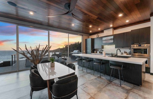 Anchor Bay House | Wander Anchor Cove sleeps 8, w/Hot tub, 3 Bedrooms