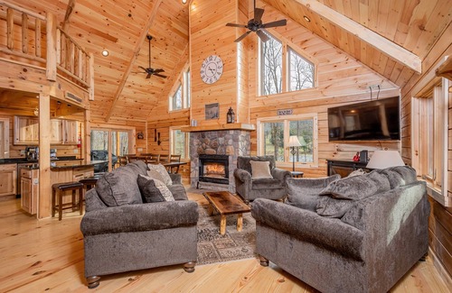 McHenry House | Wander Inn: Only 1 Mile to Wisp Resort & Lake Activities