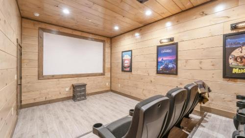 Sevierville House | Wanderer by AvantStay Sleeps 34 A Custom Smokies Cabin