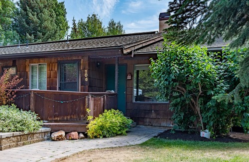 Warm Springs House | Wanderer Way Home - Cozy Alpine Gem, Minutes From Downtown & Pet Friendly