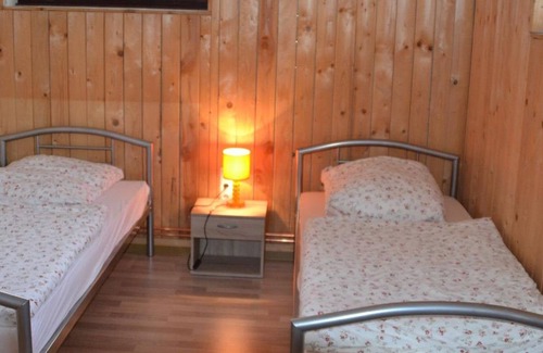 Mittelhof RV Rental | Wanderer Zimmer 1 - Campingplatz im Eichenwald