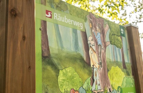 Mittelhof Apartment | Wanderer Zimmer 4 - Camping im Eichenwald